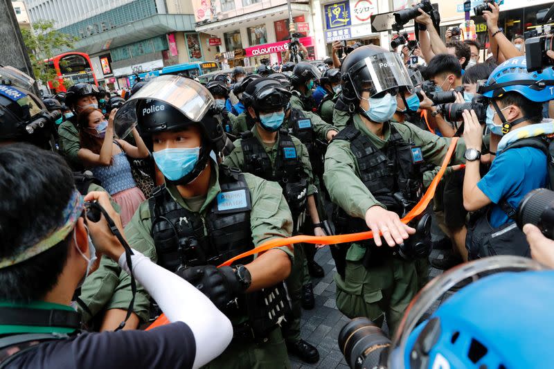 Fuerzas del orden intentar dispersar a los manifestantes prodemocracia en Hong Kong