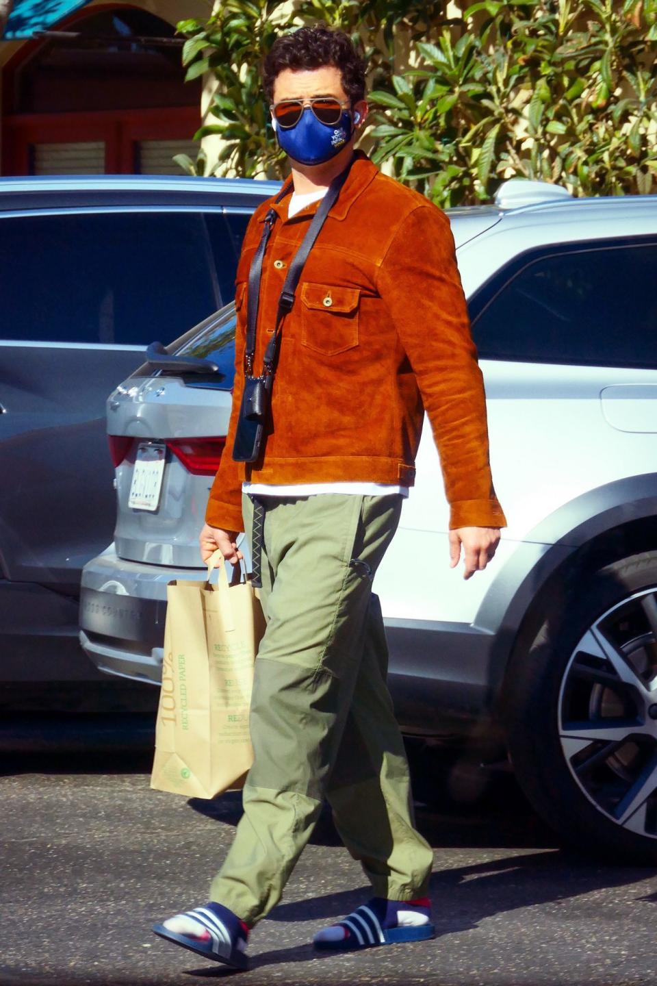 <p>Orlando Bloom puts on slides to go for a grocery run in Santa Barbara on Sunday.</p>