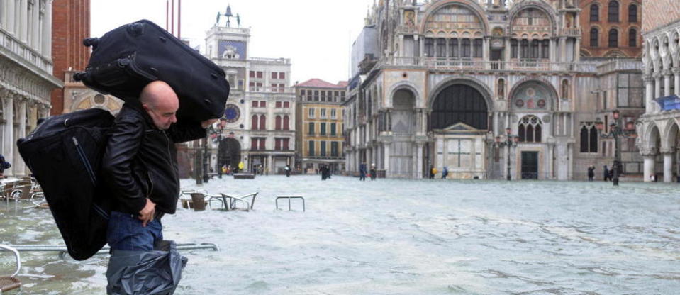 Venise, notamment la place Saint-Marc, est régulièrement touchée par un phénomène de pics de marées particulièrement prononcés.  
