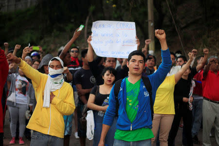 People support Honduran police during a strike to demand higher wages and rest after working extra hours due protests caused by the delayed in vote counting in the general election, at their headquarters in Tegucigalpa, Honduras, December 4, 2017. REUTERS/Jorge Cabrera