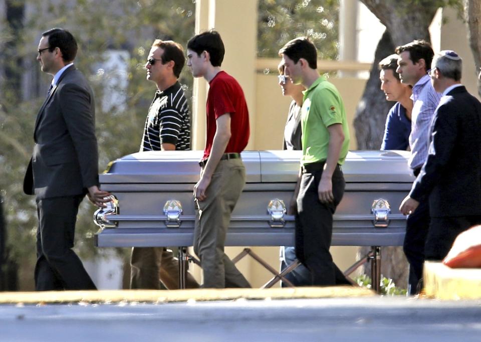 Familiares de Scott Beigel cargan su ataúd durante los funerales. (Charles Trainor Jr/Miami Herald via AP)