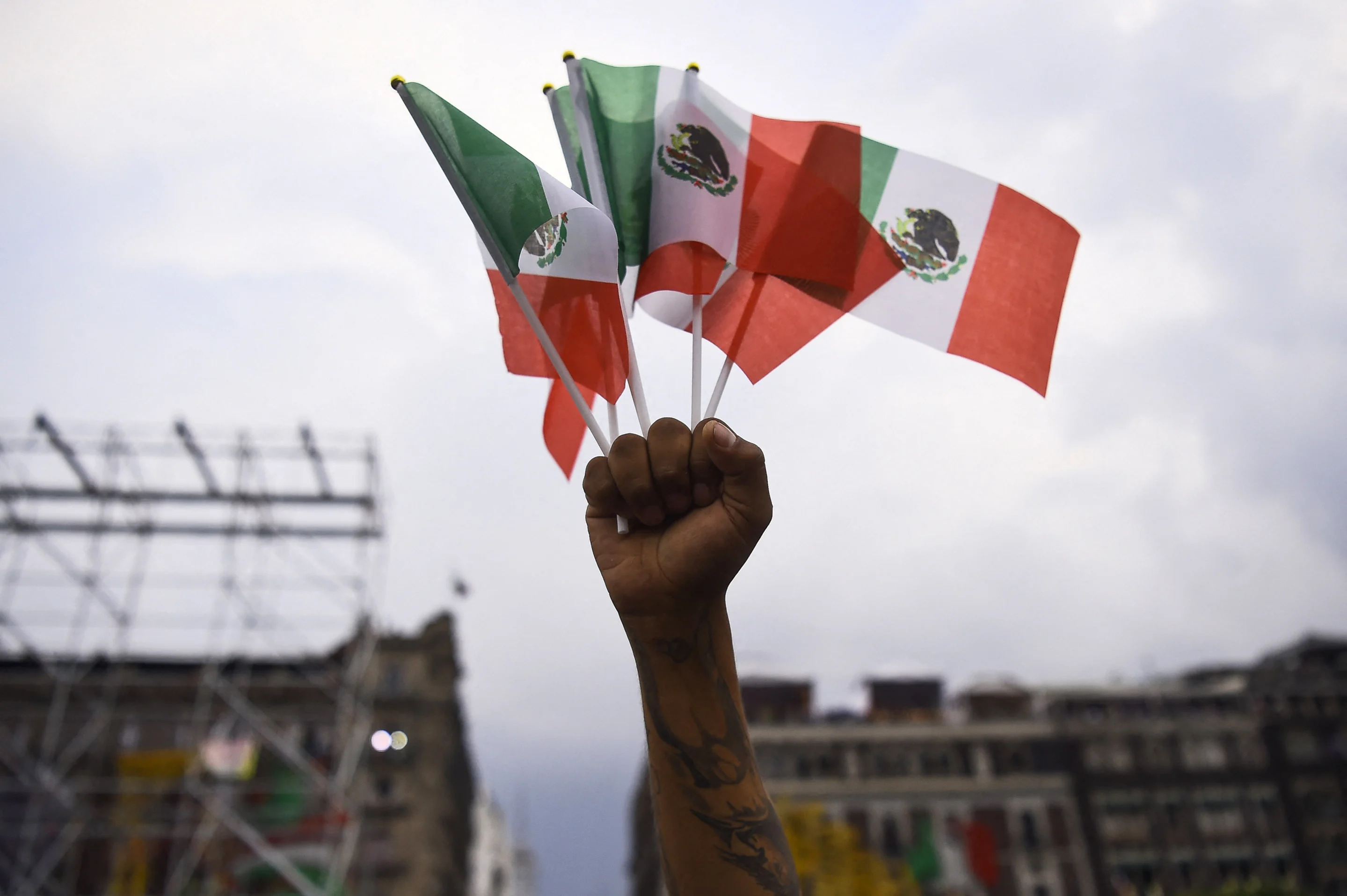 Un vendedor vende banderas mexicanas durante la ceremonia del 'Grito de Independencia', que marca el inicio de las celebraciones del Día de la Independencia en la Plaza El Zócalo de la Ciudad de México el 15 de septiembre de 2024. (Photo by RODRIGO OROPEZA/AFP via Getty Images)