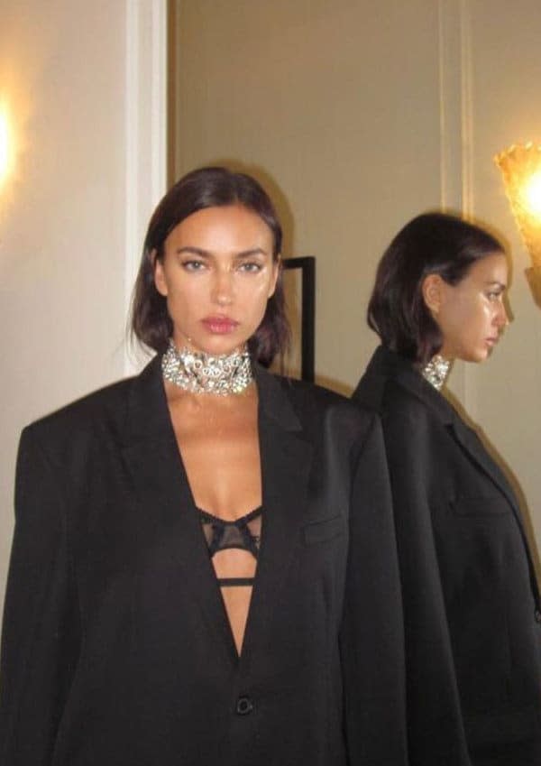 Irina Shayk con traje negro de Zara en Milán