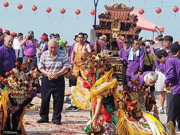 名間鄉受天宮因玄天上帝聖誕在即，最近掀起進香參拜、祝壽熱潮。(記者蔡榮宗攝)