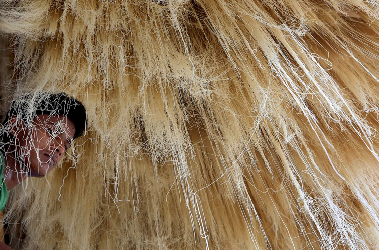 Ein indischer Arbeiter bei der Herstellung von Vermicelli. Im Subkontinent werden die Nudeln vor allem für Süßspeisen verwendet. (Bild: Sanjeev Gupta/EPA)