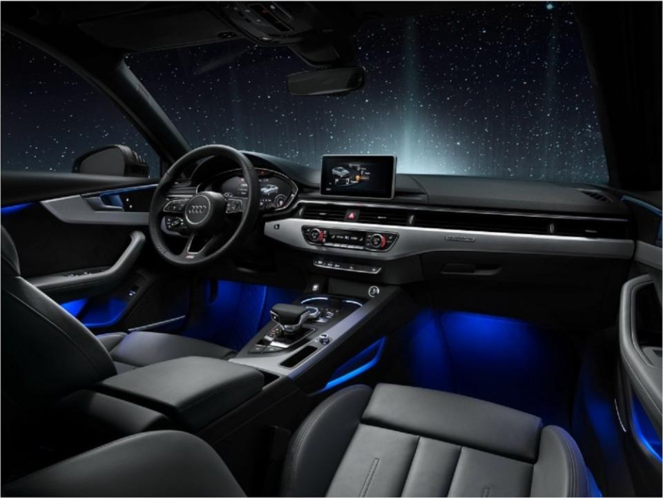 充滿科技感的座艙空間，關鍵在於將LED環艙氣氛照明系統列為標配，提供多達30種色彩選項，車主可依喜好決定調整車艙氛圍