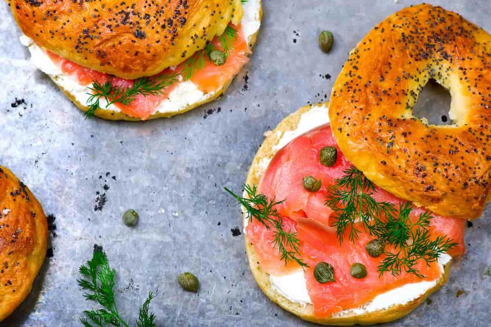 cómo hacer un bagel de salmón ahumado 