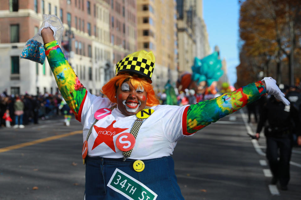 One of the "City Tourist Clowns" entertains spectators along Central Park West in the 93rd Macy’s Thanksgiving Day Parade. (Photo: Gordon Donovan/Yahoo News)