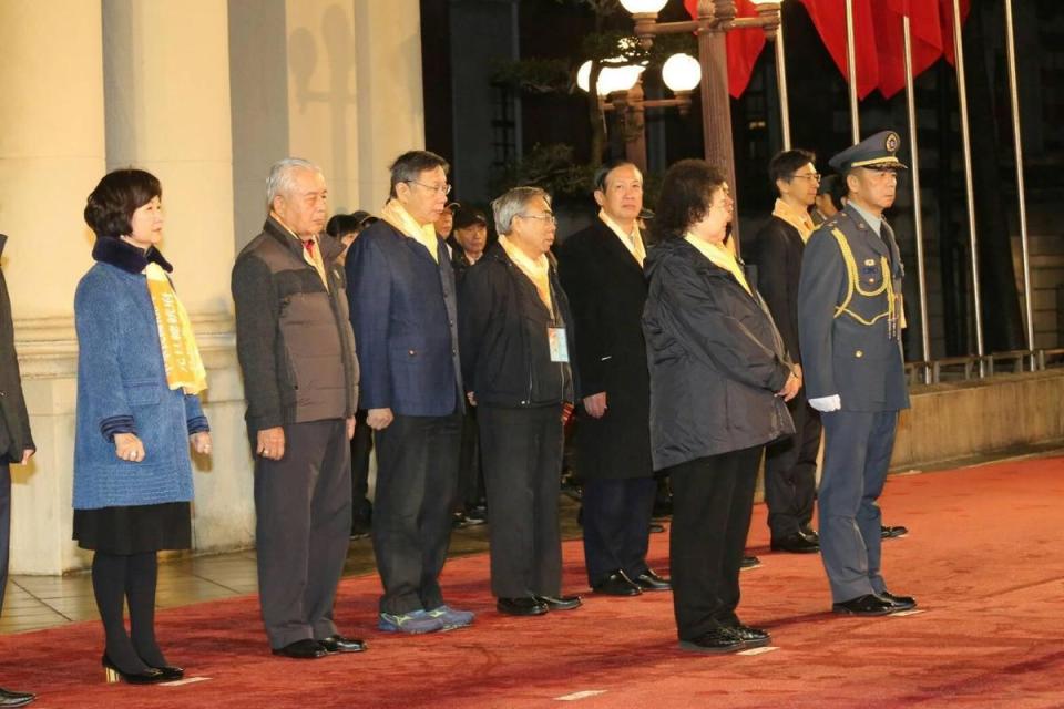 台北市長柯文哲和總統蔡英文共同參加元旦升旗，兩人零互動。（市府提供）