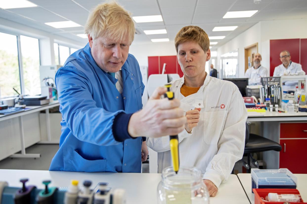 Britain's Prime Minister Boris Johnson (1st-L) visits to the Mologic Laboratory in the Bedford technology Park, north of London on March 6, 2020. - The Prime Minister pledged a further £46 million for research into a coronavirus vaccine and rapid diagnostic tests during the visit to the Laboratory, where British scientists are working on ways to diagnose coronavirus. (Photo by Jack Hill / POOL / AFP) (Photo by JACK HILL/POOL/AFP via Getty Images)