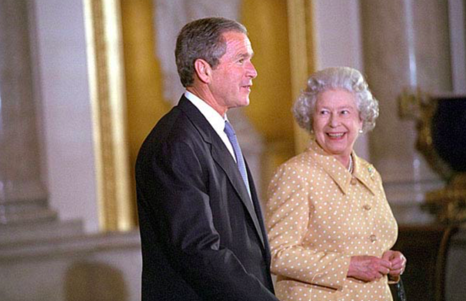 Her Majesty walks with the President through Buckingham Palace in 2001. (US Department of State Archives)