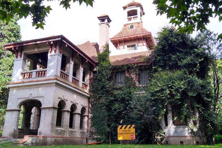 La casona tiene 100 años y tiene una torre estilo campanario