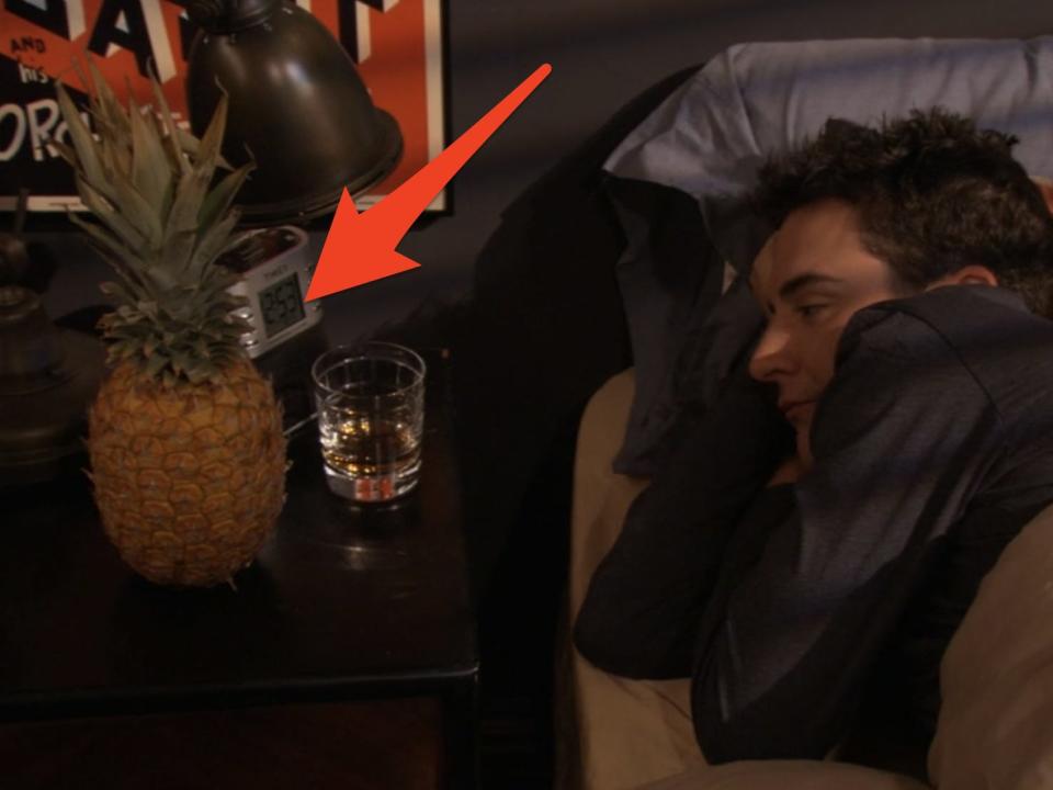 arrow pointing to ted's alarm clock next to the pineapple on his dresser on how i met your mother