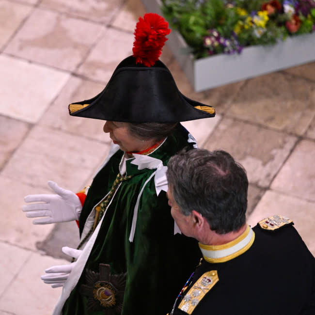 El gorro que la princesa Ana llevó en la coronación de su hermano Carlos credit:Bang Showbiz