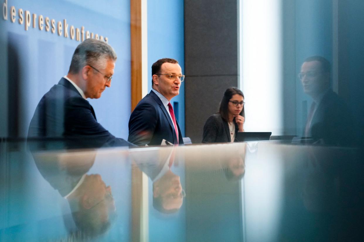 (L-R) Lothar Wieler, president of the Robert-Koch-Institute (German national agency and research institute for disease control and prevention), German Health Minister Jens Spahn and journalist Jana Wolf attend a press conference on the coronavirus COVID-19 situation in Germany, in Berlin on November 3, 2021. - Germany is experiencing 