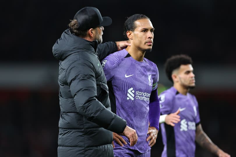 Jürgen Klopp the head coach / manager of Liverpool consoles a dejected Virgil van Dijk of Liverpool at full time during the Premier League match between Arsenal FC and Liverpool FC at Emirates Stadium on February 4, 2024 in London, England.