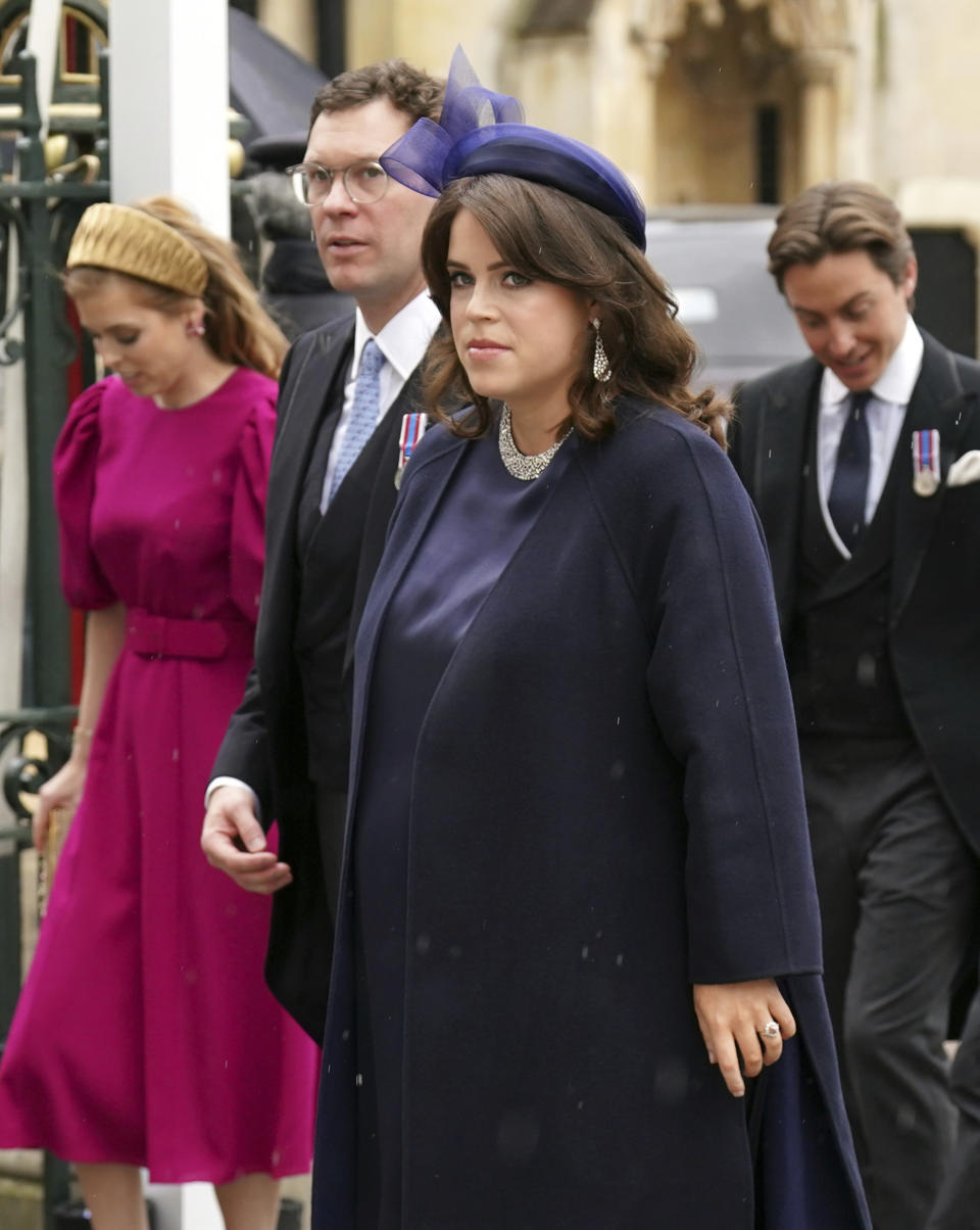 La princesa Eugenia, Jack Brooksbank y la princesa Beatriz llegan a la Abadía de Westminster previo a la ceremonia de coronación del rey Carlos III, en Londres, el sábado 6 de mayo de 2023. (Andrew Milligan/Pool via AP)