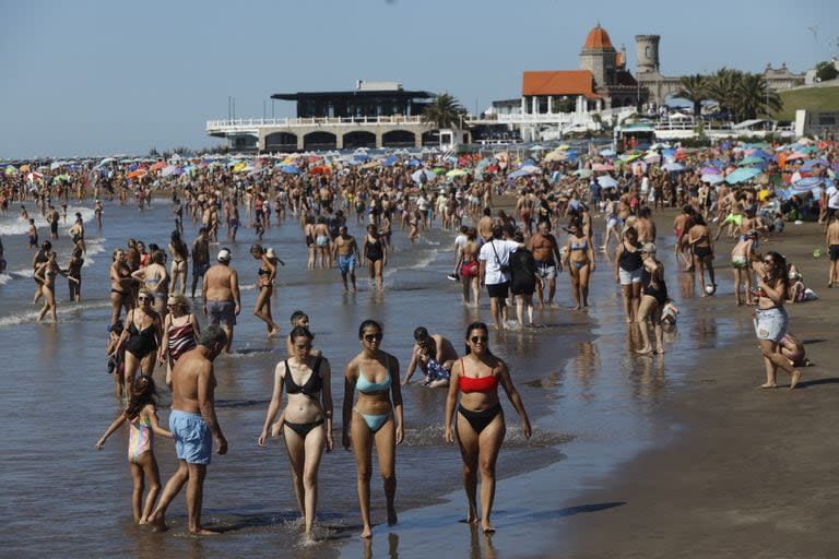 Con marcas hasta los 30°C, hoy en Mar del Plata los turistas disfrutaron del mar como si fuera enero