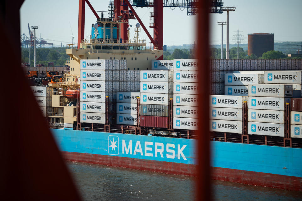 Container mit dem Logo der Reederei Maersk auf einem Schiff der Reederei. - Copyright: picture alliance/dpa | Jonas Walzberg