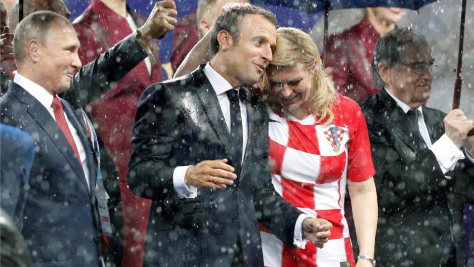 Und wenn schon: Dann werden wir halt ein bisschen nass … Macron und Grabar-Kitarovic. Foto: Getty Images