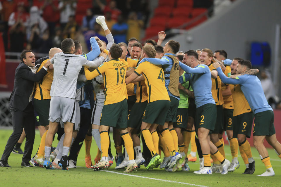 Los jugadores de Australia celebran tras derrotar 5-4 a Perú en el repechaje intercontinental por una plaza a la Copa Mundial, en Al Rayyan, Qatar, el lunes 13 de junio de 2022. (AP Foto/Hussein Sayed)