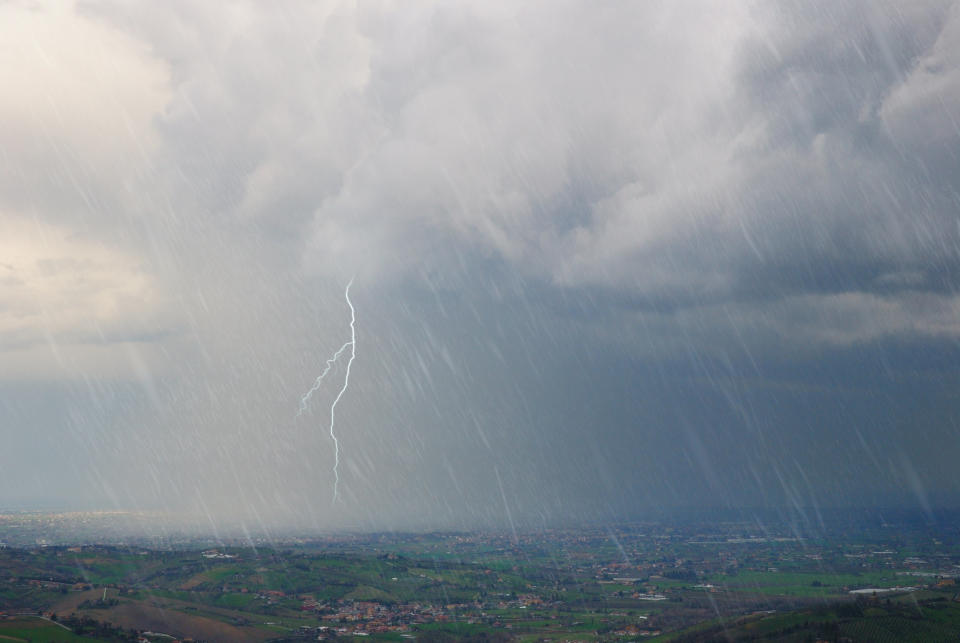 <font size="5"> A single bolt of lightning contains enough energy to cook 100,000 pieces of toast. </font>