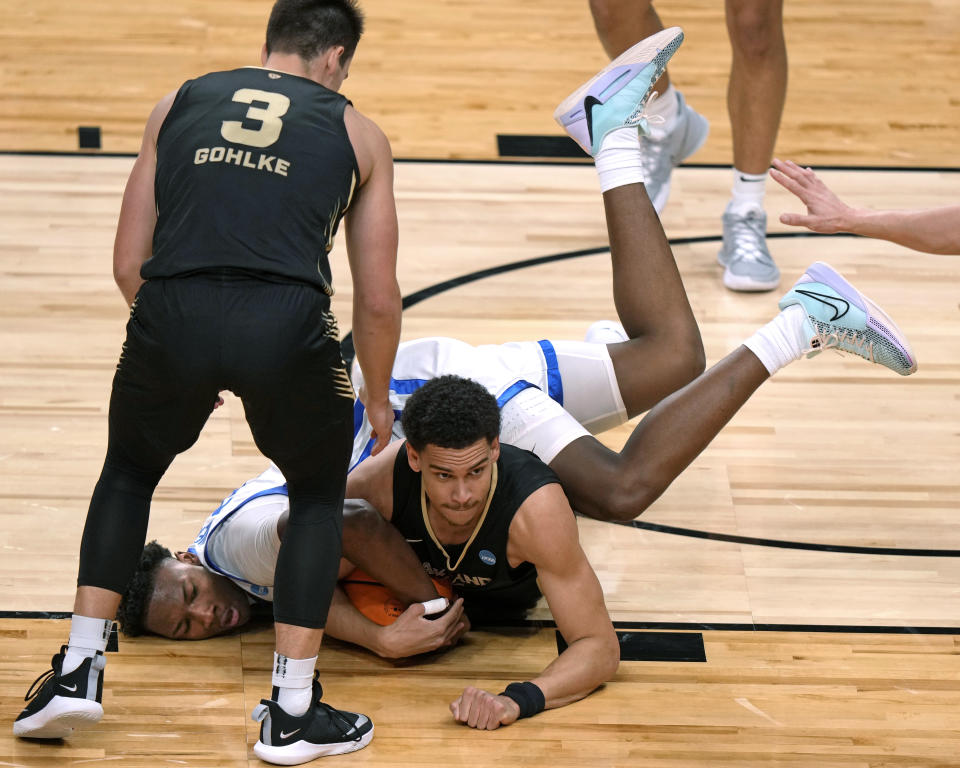 Oakland's Chris Conway, lower right, scrambles for the ball with Kentucky's Adou Thiero during the first half of a college basketball game in the first round of the men's NCAA Tournament in Pittsburgh, Thursday, March 21, 2024. (AP Photo/Gene J. Puskar)
