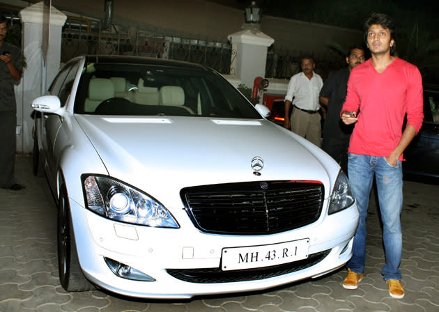 We have noticed that most of Ritiesh Deshmukh's cars - including the Merc in the picture - have the number 01.