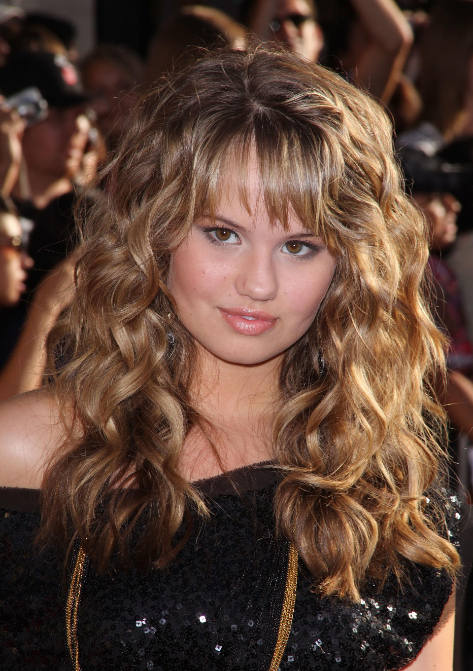 <p>Deborah Ann Ryan​​, más conocida como Debby Ryan, siempre ha sido muy fan del flequillo. En la alfombra roja de 'Step Up 3-D' (2010) apostó por el de tipo desfilado. "Tiene una gran ventaja comparado con el flequillo denso o el corto. Se puede adaptar a cualquier corte y rostro", apuntan desde Jean Louis David. (Foto: Michael Tran / FilmMagic / Getty Images)</p> 