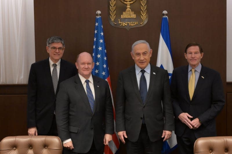 Prime Minister of Israel Benjamin Netanyahu (2nd R) meets with US Senators Chris Coons (2nd L) and Richard Blumenthal (R) at the Prime Minister's Office in Jerusalem. Amos Ben-Gershom/GPO/dpa