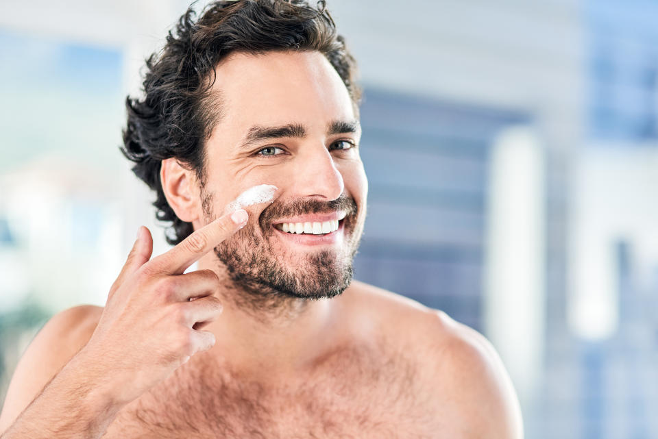 Hautpflege ist auch Männersache: Feuchtigkeit und Vitamin C lassen erste Fältchen, Augenringe und einen fahlen Teint verschwinden.