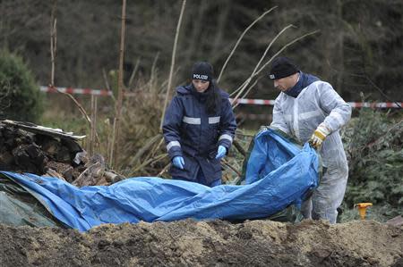 Police experts inspect the crime scene in Gimmlitztal near the town of Hartmannsdorf-Reichenau, south of Dresden, November 29, 2013. REUTERS/Pawel Sosnowski