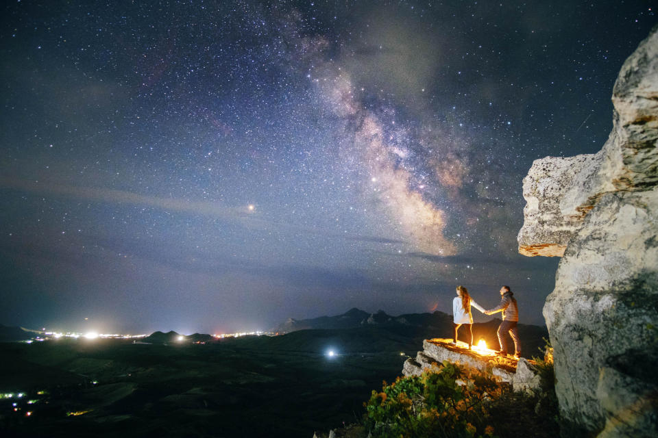 Stunning photos show couples silhouetted against night sky