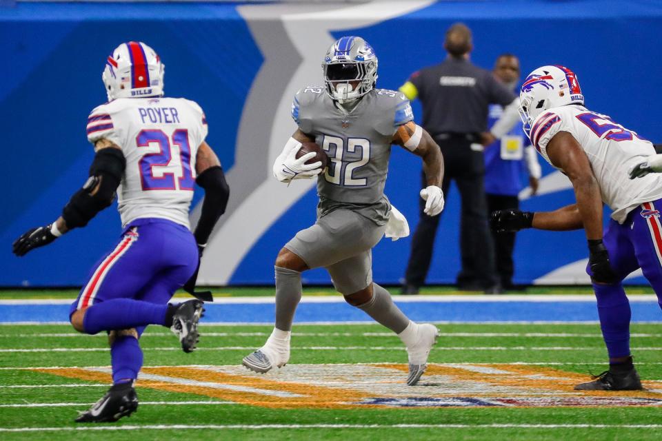 Lions running back D'Andre Swift (32) runs against the Bills.