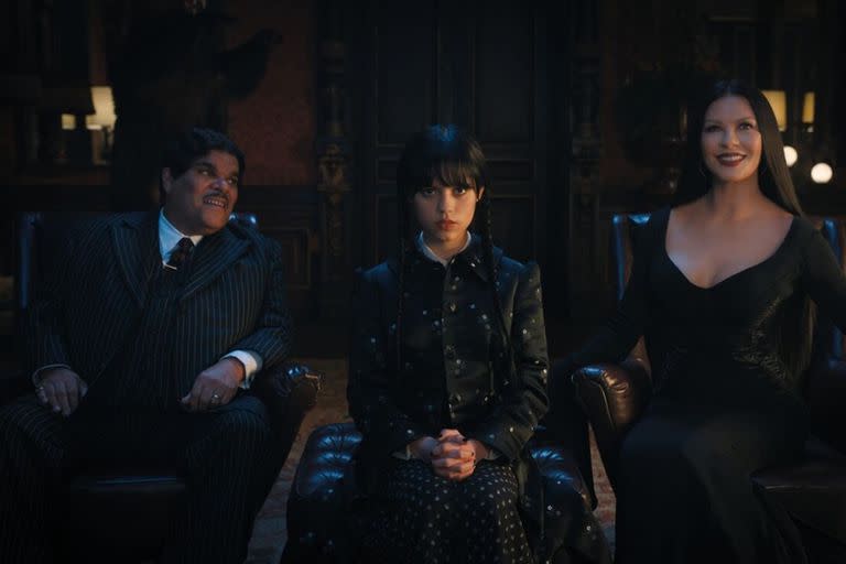 Jenna Ortega junto a Luis Guzmán y Catherine Zeta-Jones, quienes encarnan a sus progenitores en el universo de la familia Addams