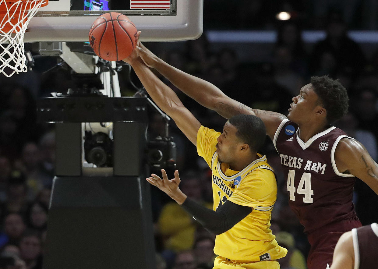 Michigan guard Muhammad-Ali Abdur-Rahkman, left, shoots in front of Texas A&M forward Robert Williams during the second half of an NCAA men’s college basketball tournament regional semifinal Thursday, March 22, 2018, in Los Angeles. (AP Photo/Jae Hong)