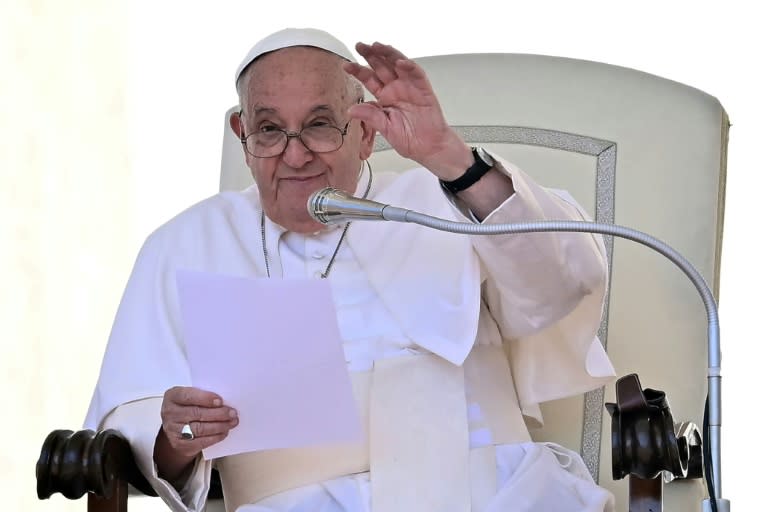 Le pape François salue la foule lors de l'audience générale hebdomadaire du 26 juin 2024 sur la place Saint-Pierre au Vatican. (Filippo MONTEFORTE)