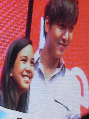 Lee Min Ho with the Act that Scene winner (Photo by Catherine Deen)