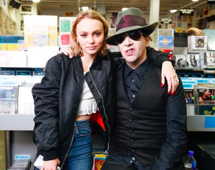 Avec des parents dans le show-business, Lily-Rose Depp ne pouvait avoir qu'un parrain connu ! En effet, elle est la filleule de... Marilyn Manson, qui est un ami de longue date de Johnny Depp. Quand ce dernier était en plein scandale des violences conjugales contre Amber Heard, le rockeur avait soutenu son ami ainsi : <em>"Lily-Rose est ma filleule et j’étais là quand Jack est né. Johnny est une des personnes les plus adorables que je connaisse. Il est d’une gentillesse remarquable avec ses amis et avec tous ceux de son entourage. Il a été crucifié injustement"</em>. Qui voudrait avoir Marilyn Manson comme parrain ? (<em>crédit Pinterest</em>)