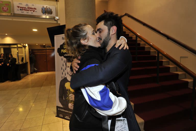 Brenda Gandini no podía faltar al gran estreno de su pareja, el actor Gonzalo Heredia, que no solo protagoniza Cómo provocar un incendio sino que además es el autor de la obra