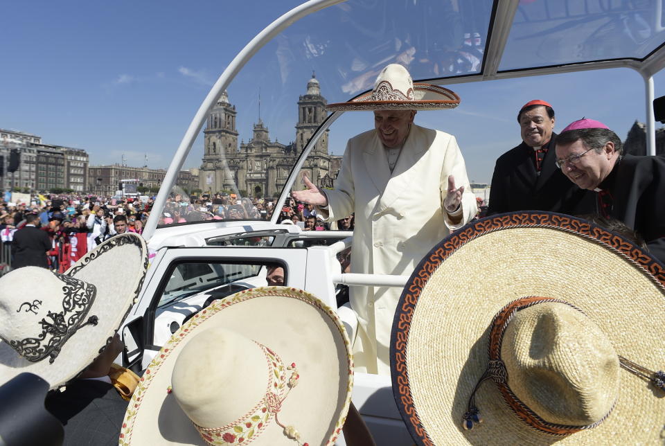 <p>Pese a que dijo abiertamente que pasaba por la Ciudad de México porque ahí está la Virgen de Guadalupe, el Papa Francisco se relajó y mostró su lado más relajado, posando con el tradicional sombrero charro. Pero también sorprendido por la cantidad de gente a su paso, ya en la Nunciatura Apostólica salió de protocolo para bendecir a los que velaron para verlo unos instantes, entre ellos ancianos y niños, les dije "vayan a dormir tranquilos", luego de que la multitud le cantara el Cielito lindo. </p>