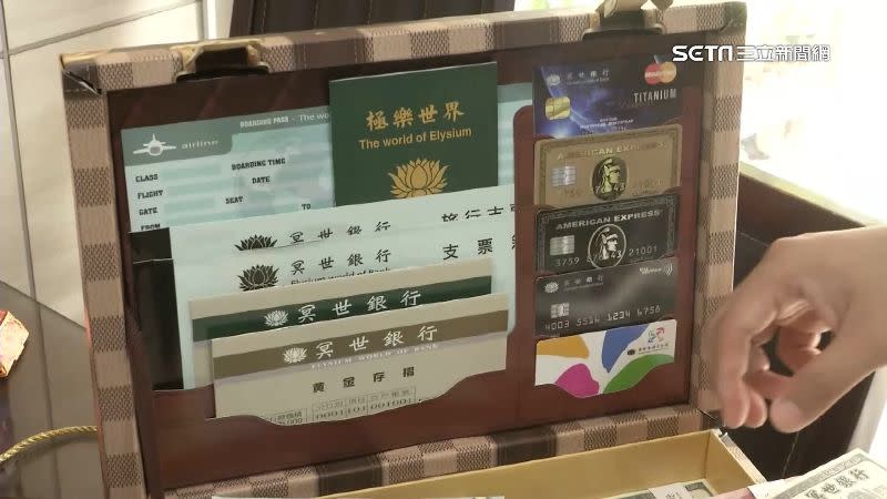 業者推出最新的遠遊箱，護照、支票樣樣俱全。
