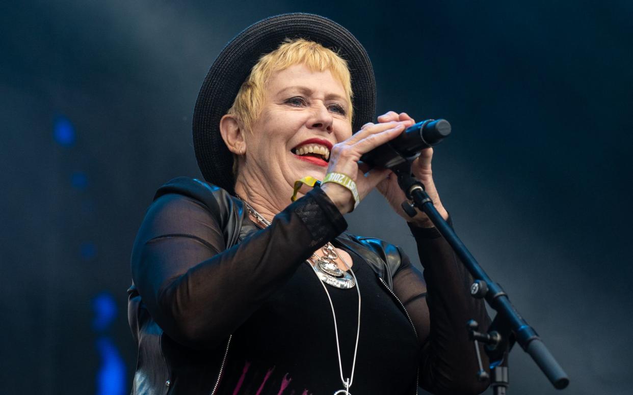 Nach einer Hirnblutung erholt sich Punk-Sängerin Hazel O'Connor derzeit im Krankenhaus. (Bild: Getty Images / Lorne Thomson / Redferns)