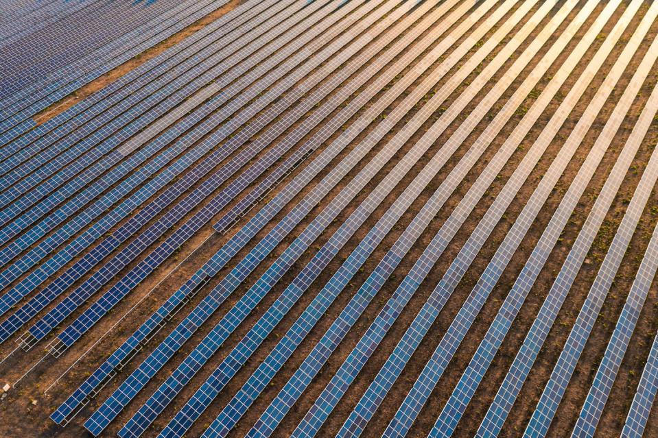 <a href="https://www.shutterstock.com/es/image-photo/drone-close-shot-solar-panels-field-2081786131" rel="nofollow noopener" target="_blank" data-ylk="slk:Shutterstock / 24K-Production;elm:context_link;itc:0;sec:content-canvas" class="link ">Shutterstock / 24K-Production</a>