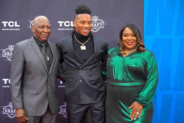 NFL Draft 2022 Red Carpet Outfits & Arrivals, Photos – Footwear News