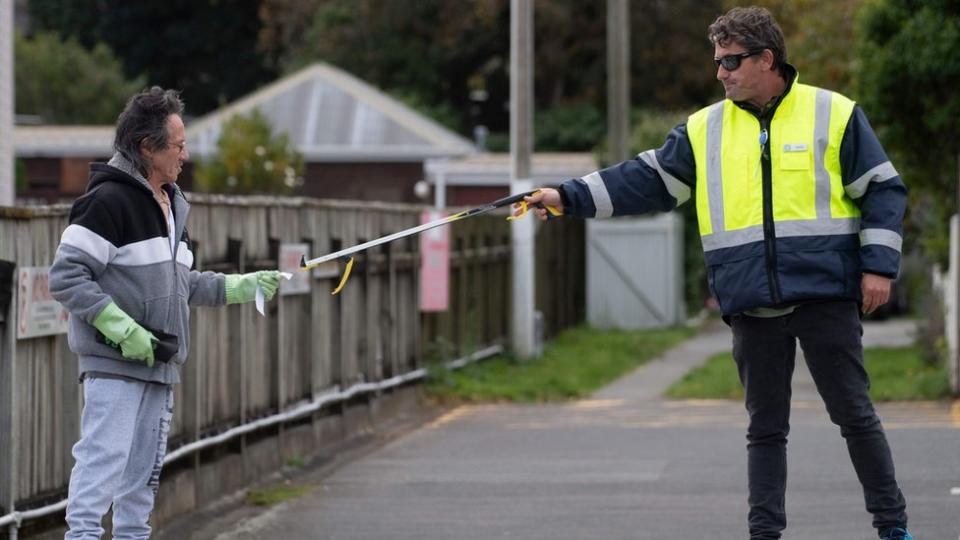 Un civil y un policía a las puertas de una clínica en Nueva Zelanda