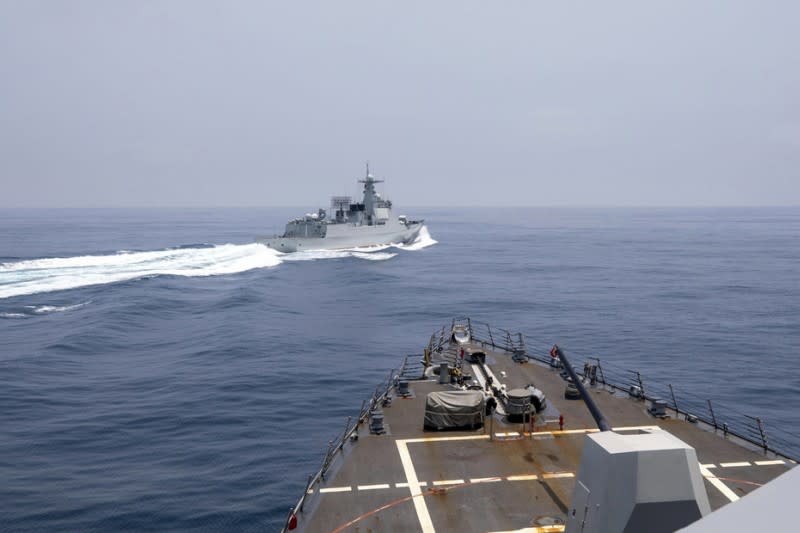 <cite>2023年6月3日，美軍飛彈驅逐艦鍾雲號（USS Chung-Hoon）在台灣海峽執行例行任務時，遭遇中國海軍的軍艦以「不安全方式」接近。（美聯社）</cite>
