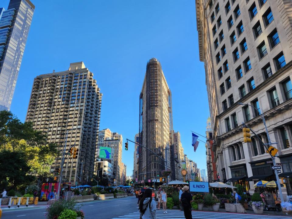 <p>A picture taken with the Galaxy Z Flip 4 showing the Flatiron Building in Manhattan, as well as the buildings surrounding it and the pedestrian plaza in front of it.</p>
