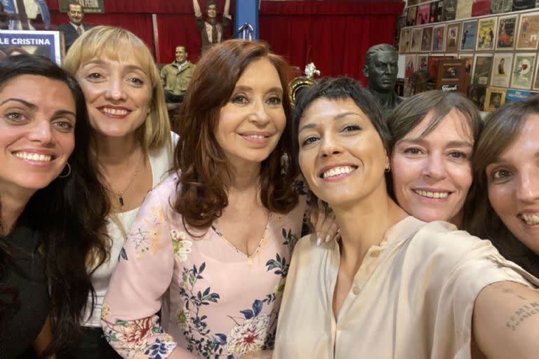 Crisitina Kirchner con Luana Volnovich y Juliana Di Tullio