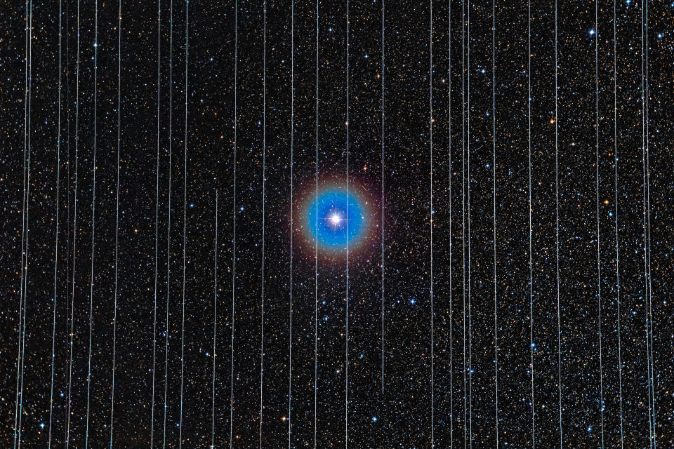 Una imagen de larga exposición muestra la estrella doble Albireo obstruida visualmente por los satélites Starlink que se mueven por el cielo. (Rafael Schmall/NOIRLab/Fundación Nacional de la Ciencia vía The New York Times)
